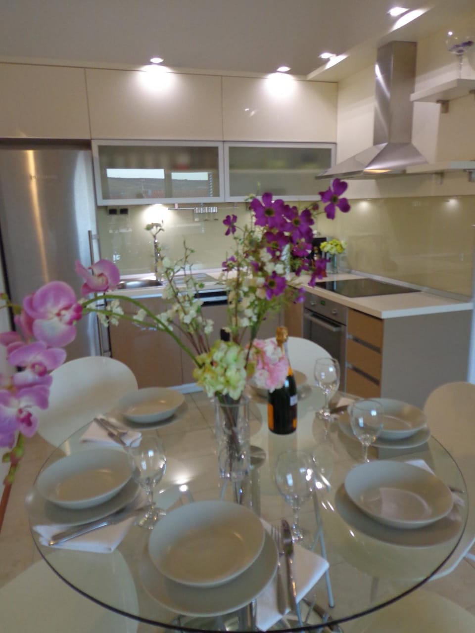 Kitchen or kitchenette, Dining area