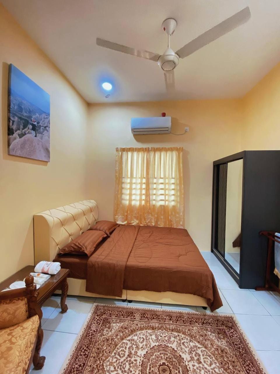 Living room, Photo of the whole room, Bedroom, fireplace, air conditioner