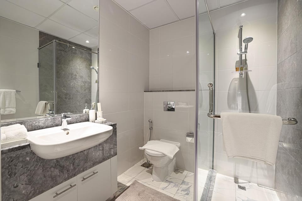 Shower, Toilet, Bathroom, bidet, towels