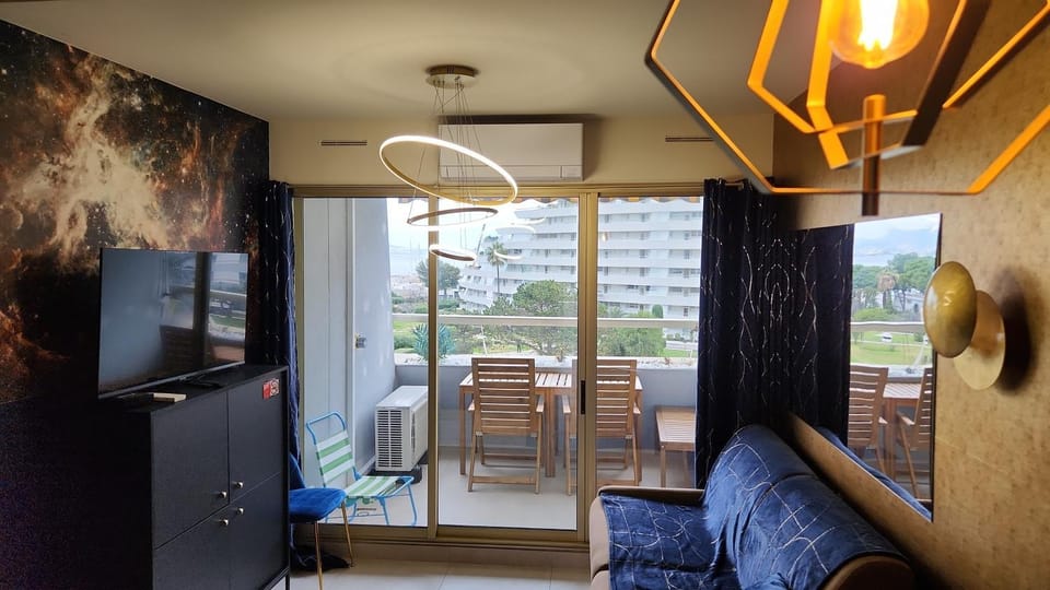 L'ASTRONAUTE - Balcon vue mer - CLIM - place parking privée - Marina baie des anges Apartment in Villeneuve-Loubet