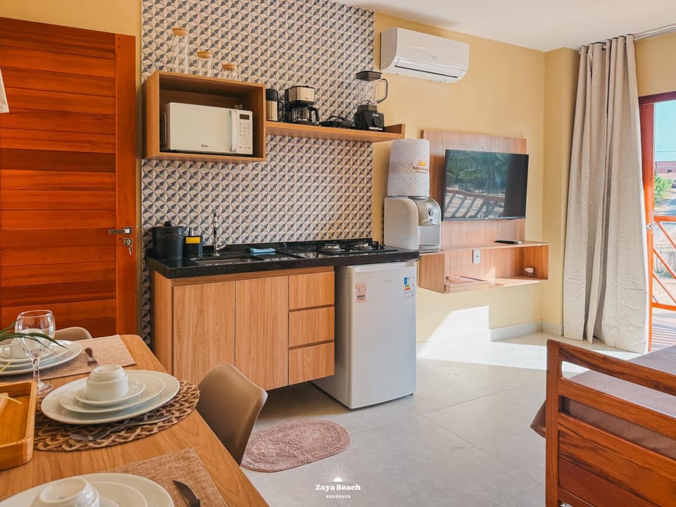 Kitchen or kitchenette, minibar, stove