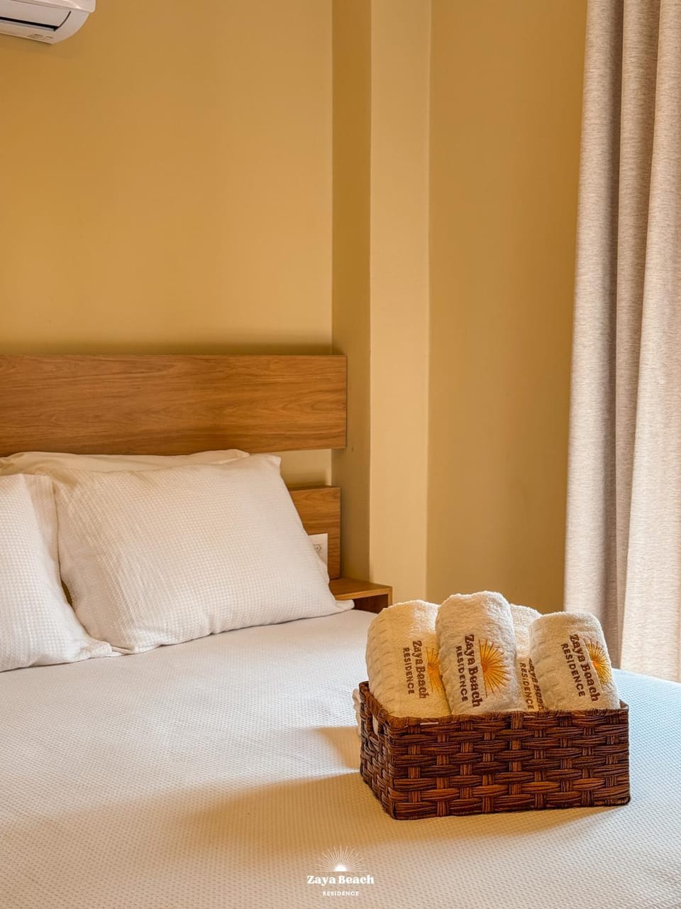 Bed, towels, air conditioner