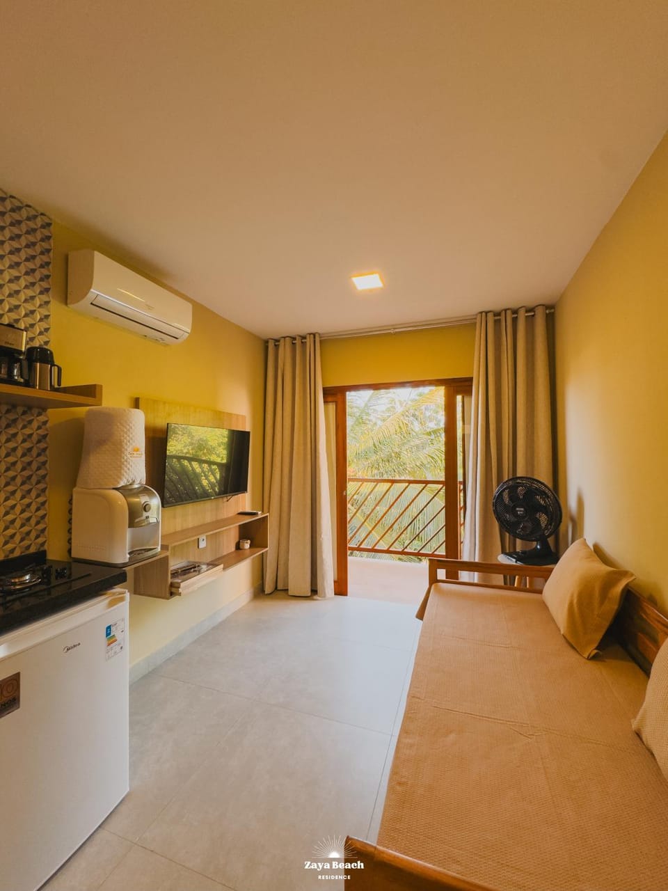 Bed, Living room, air conditioner
