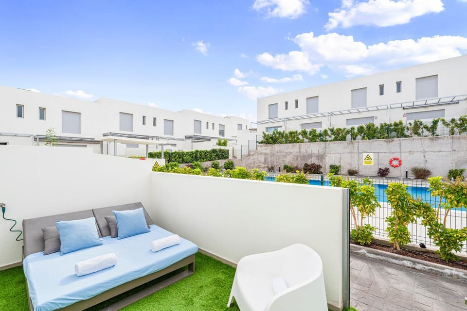 Spring, View (from property/room), Swimming pool, sunbed