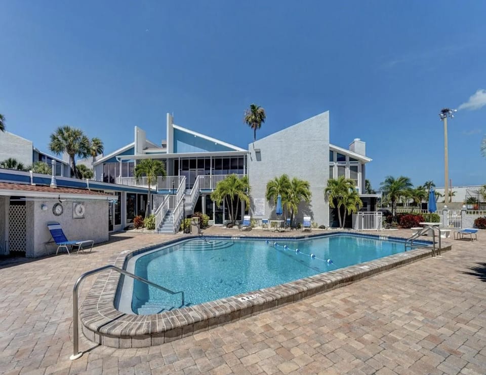 Property building, Bird's eye view, Garden, Swimming pool