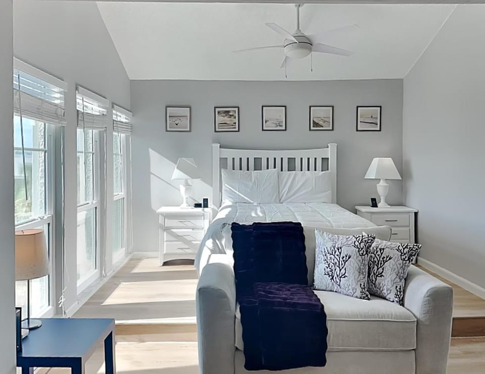 Bed, Seating area, Bedroom, furniture