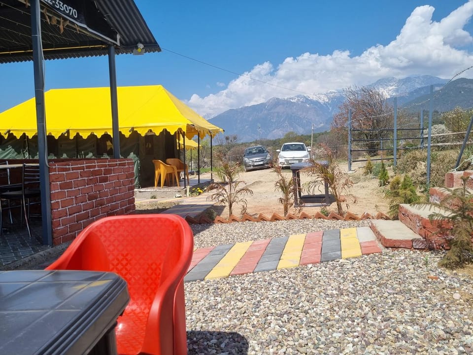Property building, Spring, Day, Neighbourhood, Natural landscape, Mountain view, Location, Parking