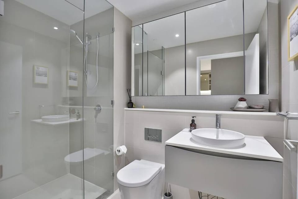 Shower, Toilet, towels