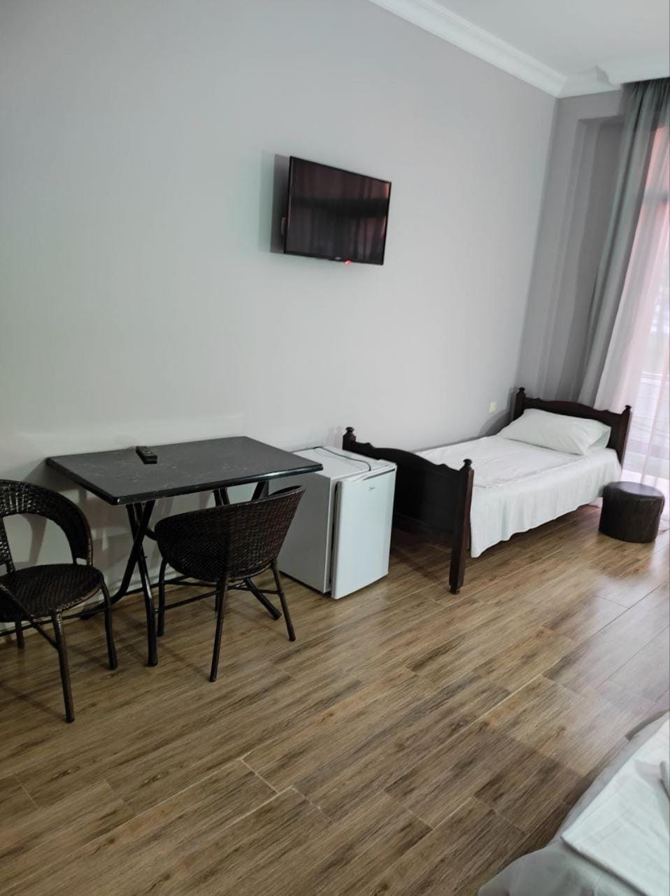 Bed, TV and multimedia, Photo of the whole room, Bedroom