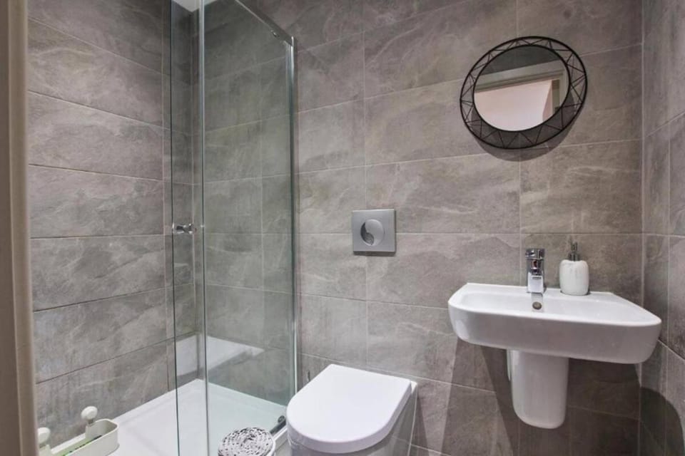 Beautiful 1 Bedroom Flat in Leeds - Sleeps 4 Apartment in Leeds