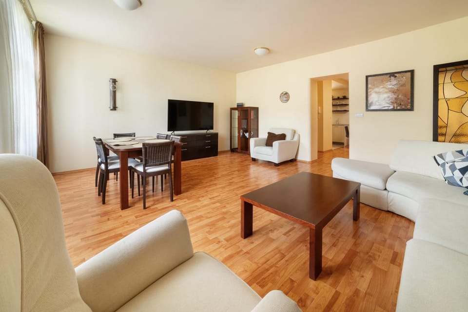 Communal lounge/ TV room, TV and multimedia, Living room, Seating area, Dining area, Evening entertainment