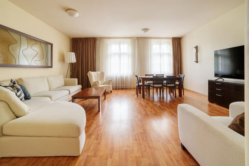 Communal lounge/ TV room, TV and multimedia, Living room, Seating area, Evening entertainment