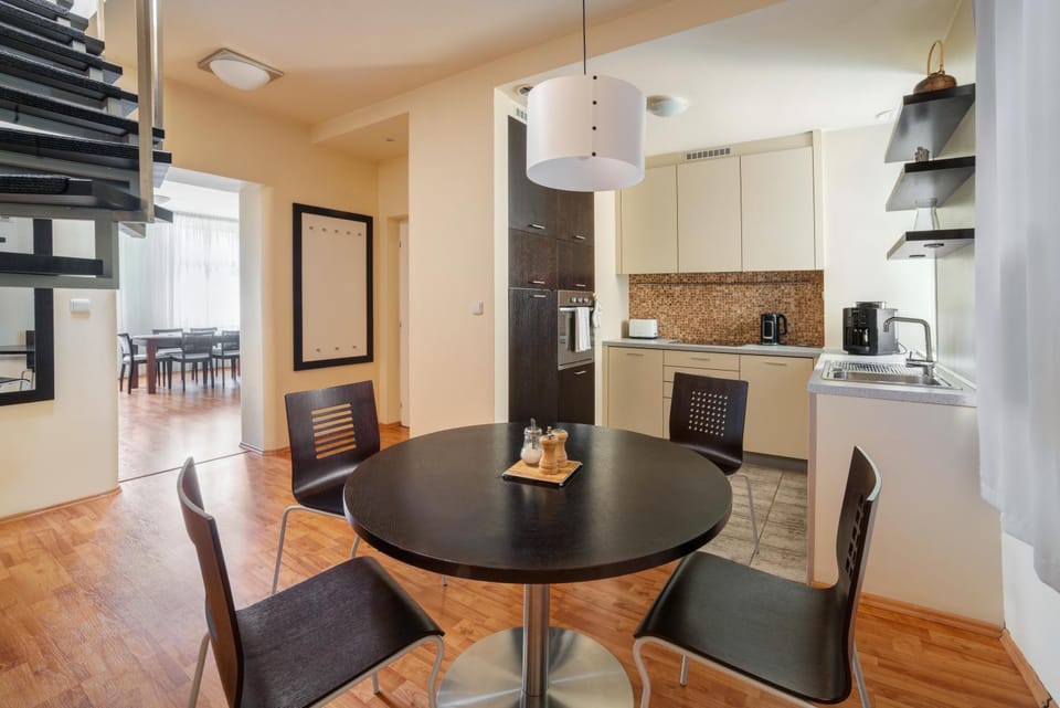 Kitchen or kitchenette, Seating area, Dining area, oven, stove