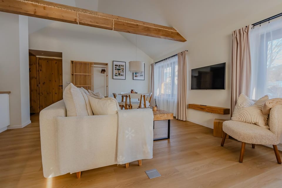 Communal lounge/ TV room, TV and multimedia, Living room, Seating area, Evening entertainment