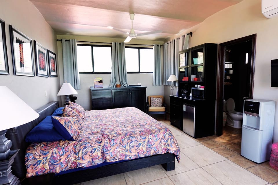 TV and multimedia, Kitchen or kitchenette, Photo of the whole room, Seating area, air conditioner