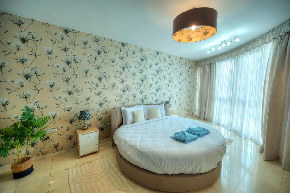 Spacious Seafront 3bedrooms, sea view balcony GOTAX-1 Apartment in Malta