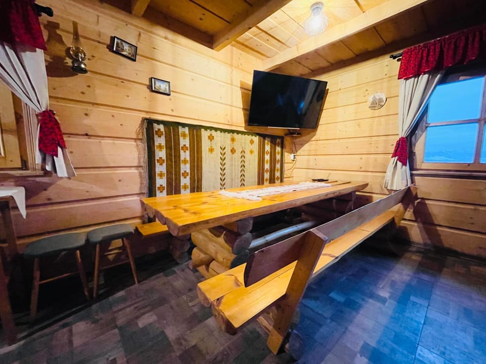 Communal lounge/ TV room, TV and multimedia, Living room, Seating area, Dining area