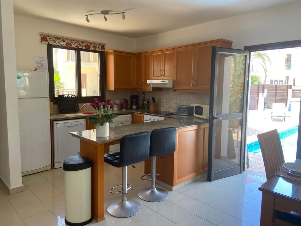 Kitchen or kitchenette, dishwasher, minibar, stove