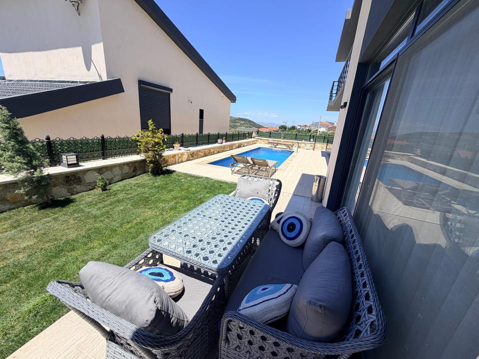 Patio, Swimming pool, sunbed