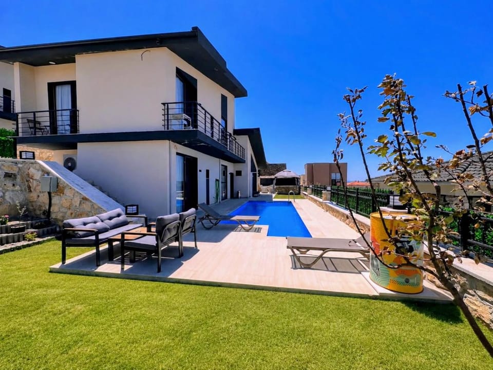 Property building, Patio, Day, Garden, Garden view, Pool view, Swimming pool, sunbed