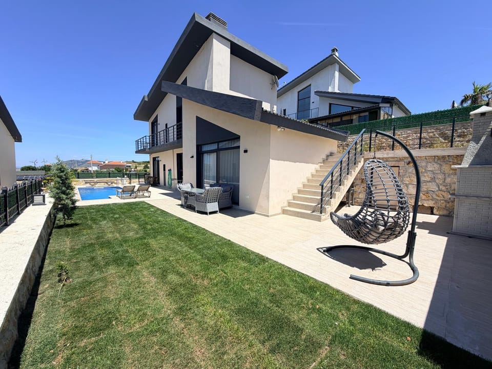 Property building, Patio, Garden, Garden view, Pool view, Swimming pool, sunbed