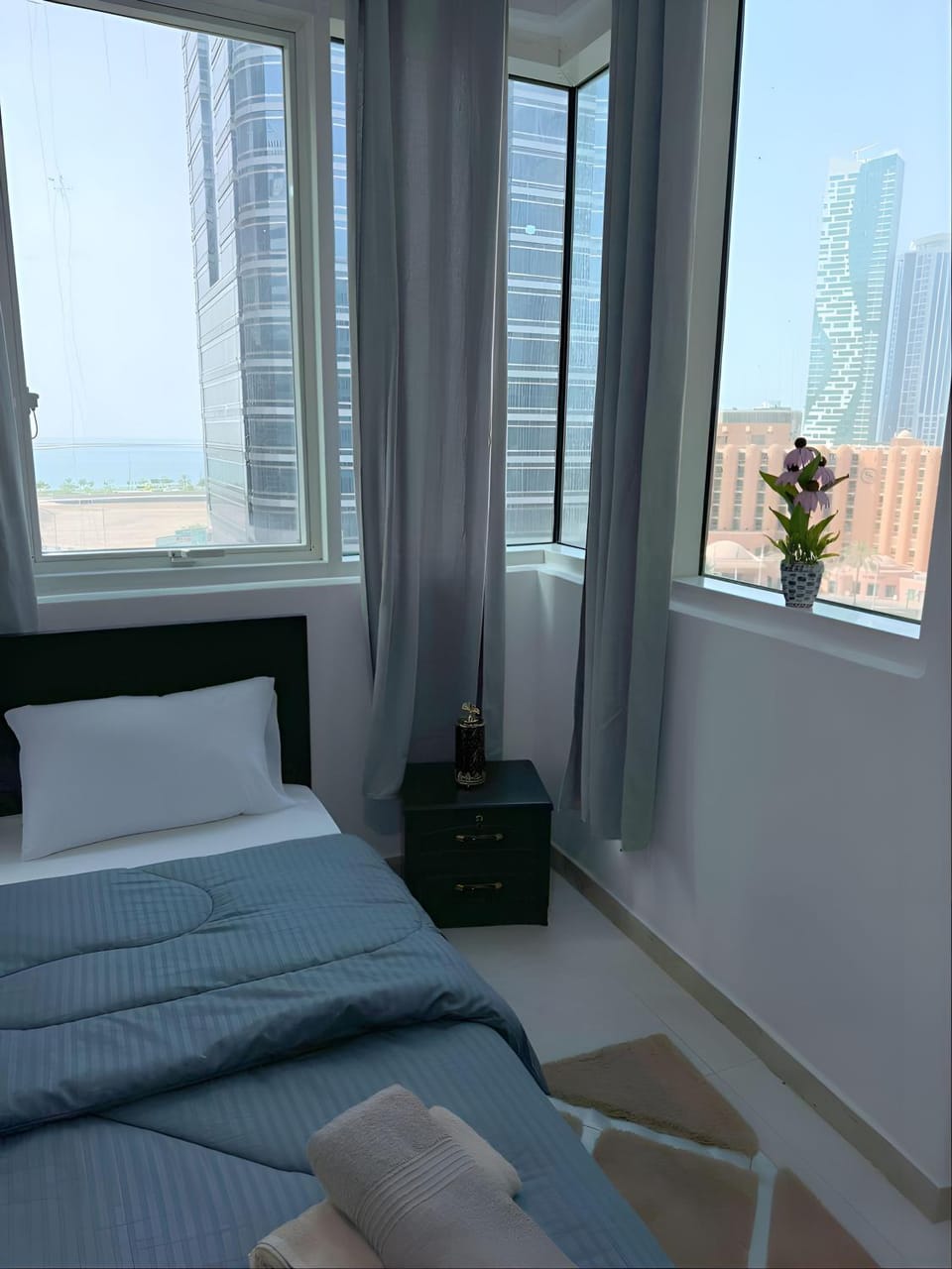 Corniche Street - New Suave Room Hostel in Abu Dhabi