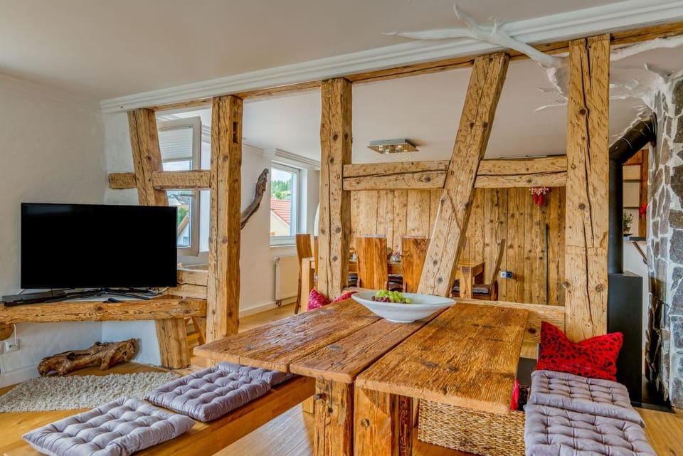 TV and multimedia, Living room, Seating area, Evening entertainment