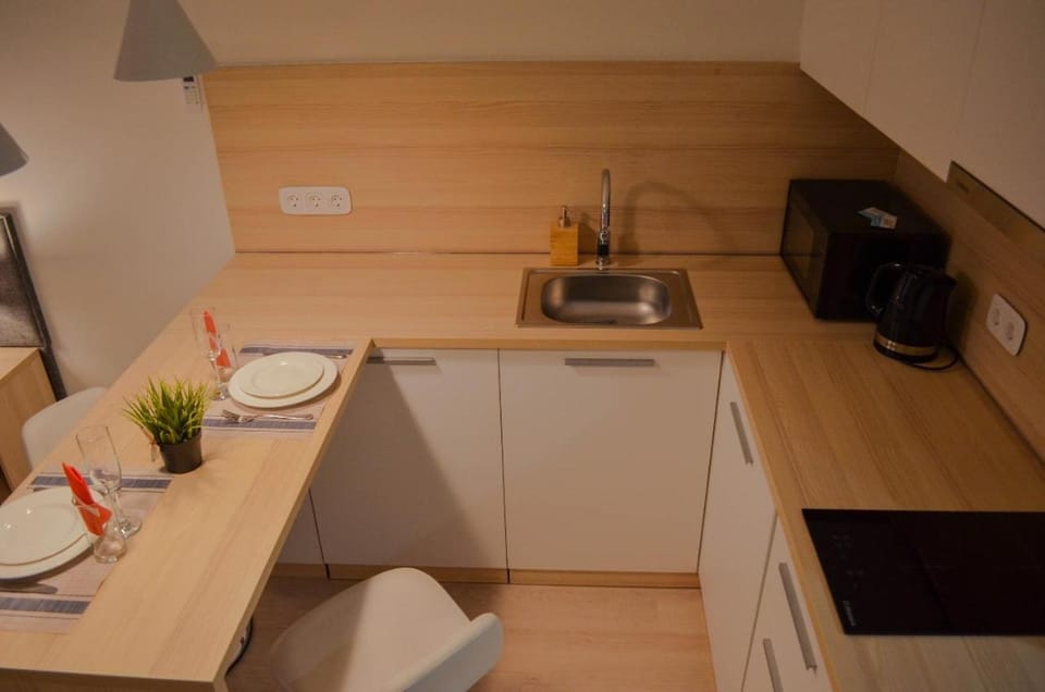 Coffee/tea facilities, Kitchen or kitchenette, Dining area, minibar, stove