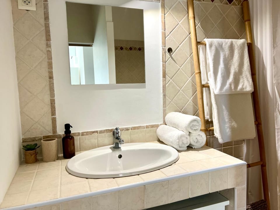 Bathroom, towels