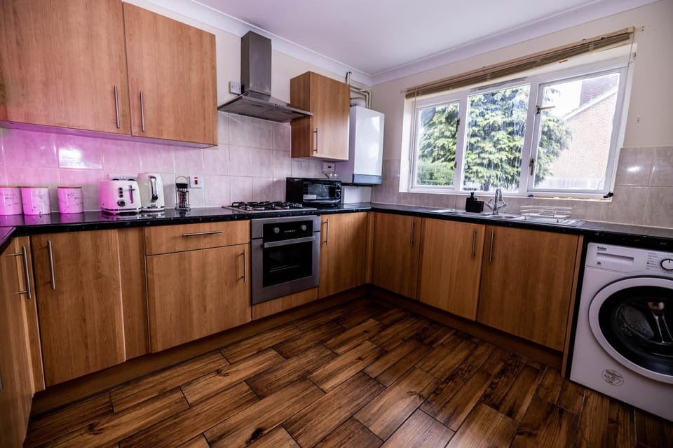 Sleeps8-KingBeds-SofaBed-Garden-AirCon-FreeParking House in London Borough of Southwark