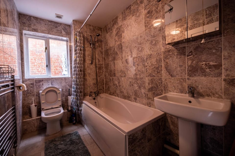 Sleeps8-KingBeds-SofaBed-Garden-AirCon-FreeParking House in London Borough of Southwark