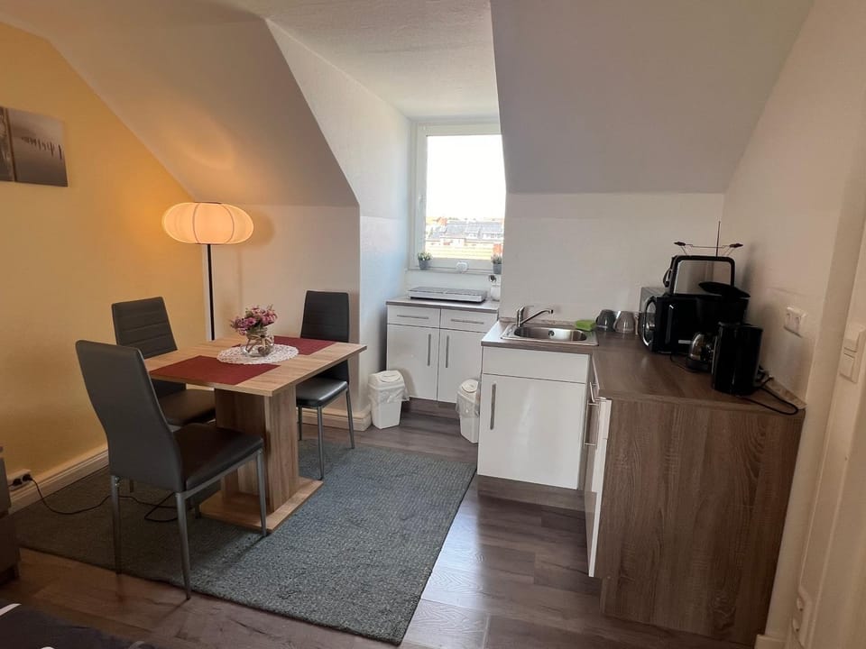 Coffee/tea facilities, Kitchen or kitchenette, Seating area, Dining area, toaster