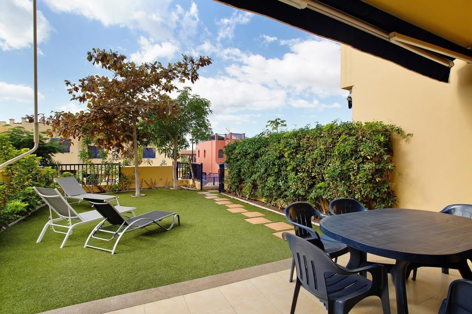 Property building, Balcony/Terrace, Living room