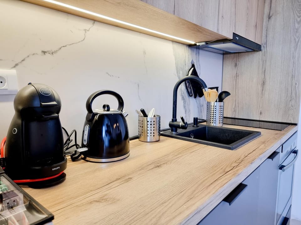 Coffee/tea facilities, Kitchen or kitchenette, stove, toaster