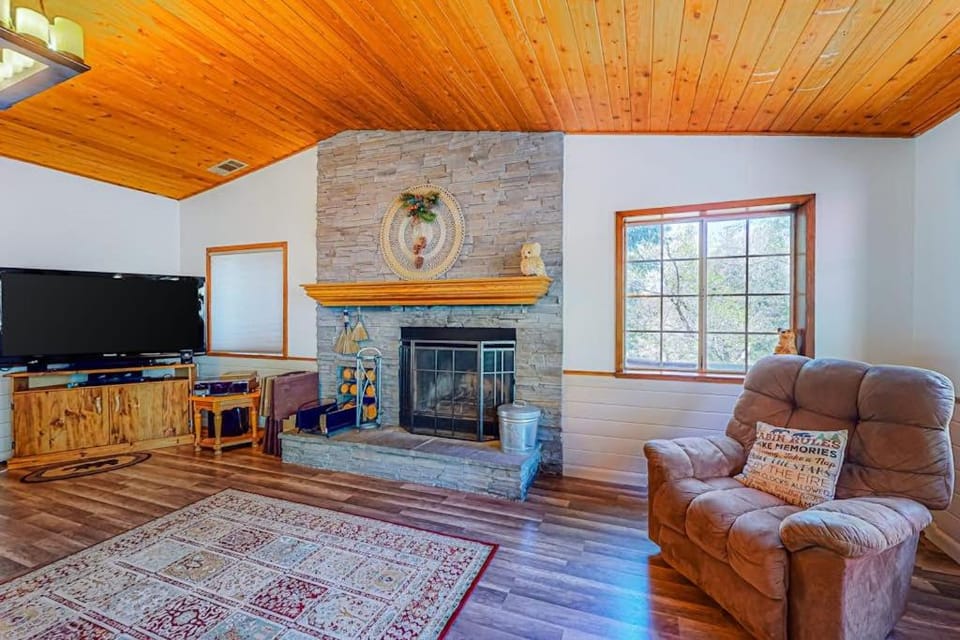 Creekside Cabin Cabin in Crestline