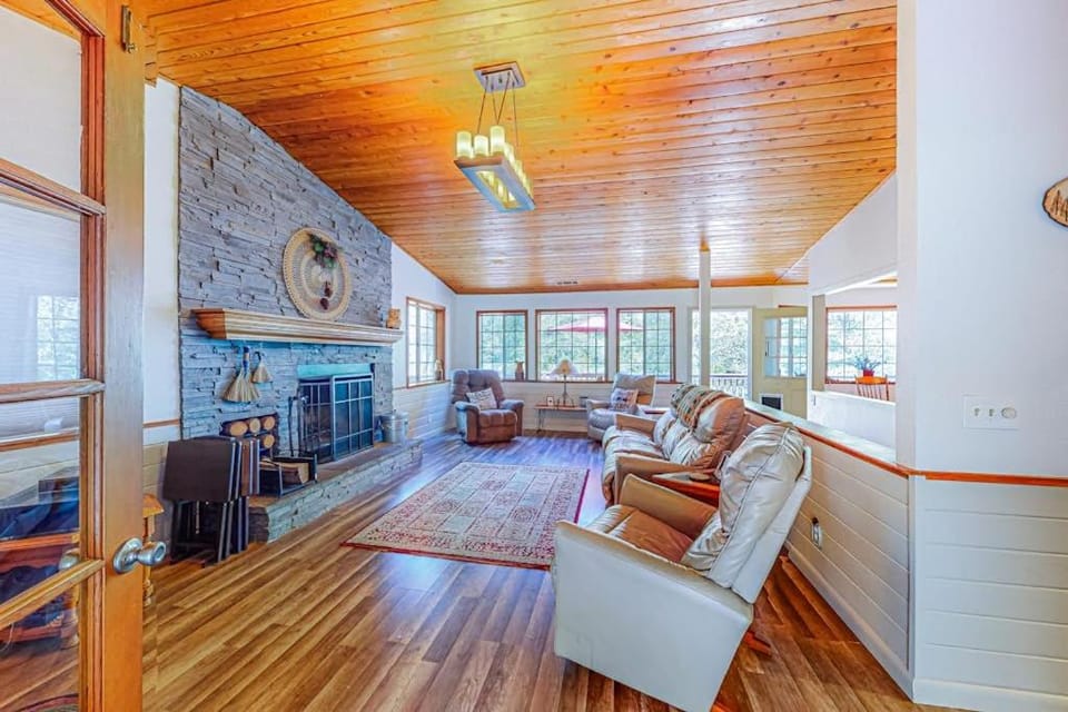 Creekside Cabin Cabin in Crestline