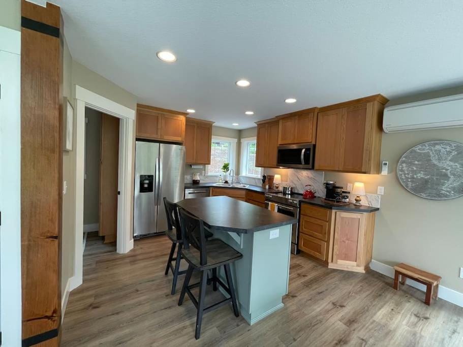 Kitchen or kitchenette, Dining area, dishwasher, minibar, pet friendly, stove