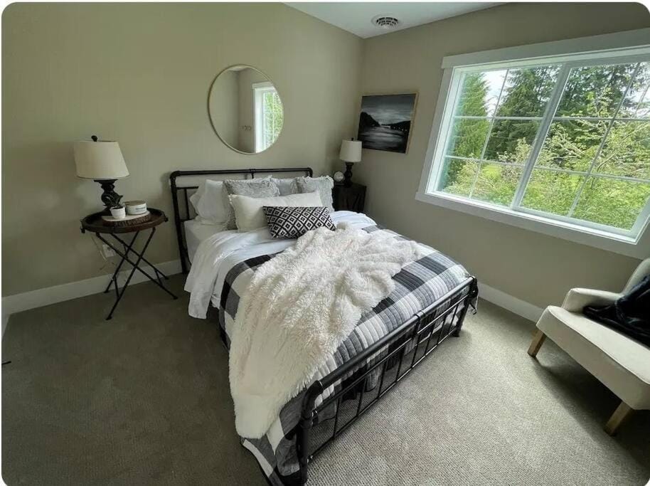 Bed, TV and multimedia, Photo of the whole room, Bedroom, Supermarket/grocery shop, storage