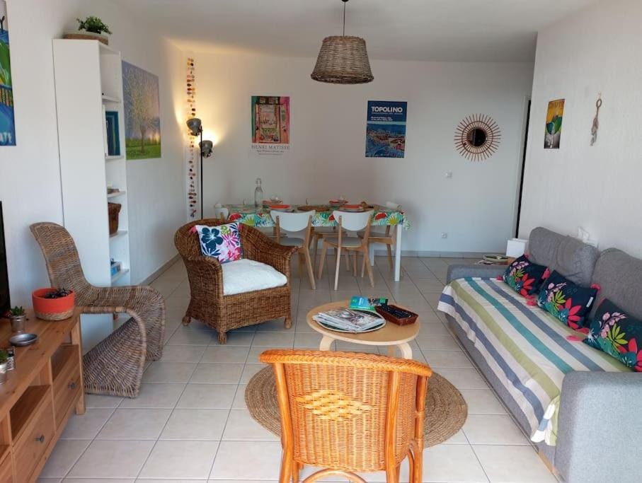 Living room, Dining area