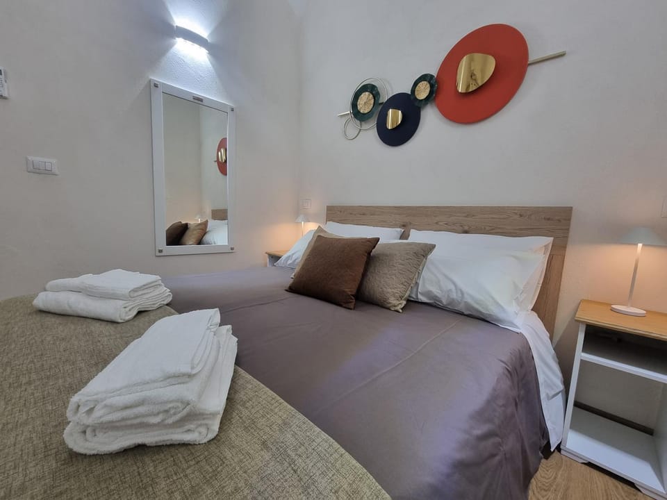 Bed, Bedroom, towels