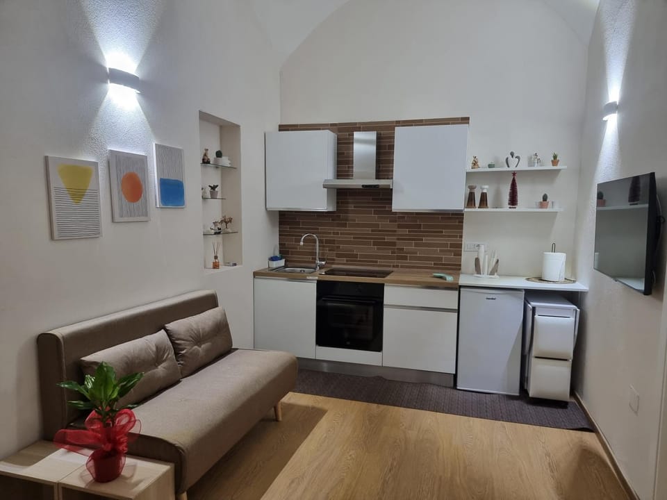 TV and multimedia, Kitchen or kitchenette, Living room, Dining area, stove