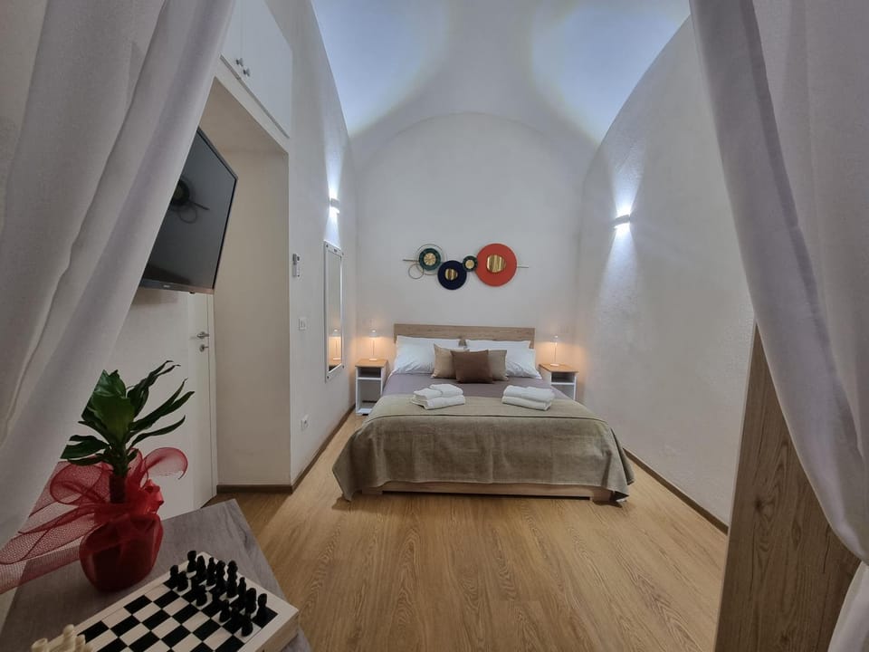 Bed, TV and multimedia, Photo of the whole room, Bedroom, towels