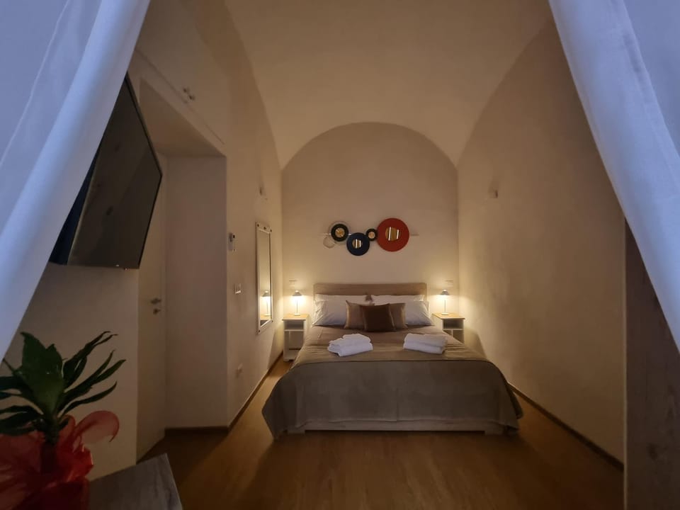 Bed, TV and multimedia, Photo of the whole room, Bedroom