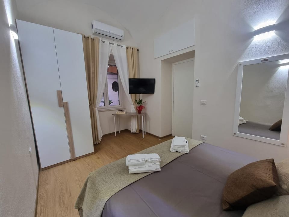 Bed, TV and multimedia, Photo of the whole room, Bedroom, towels, wardrobe, air conditioner