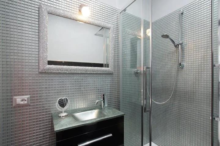 Suite Noir St Peter View Apartment in Rome