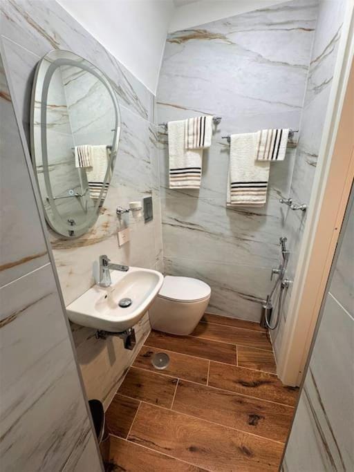 Shower, Toilet, Bathroom, towels