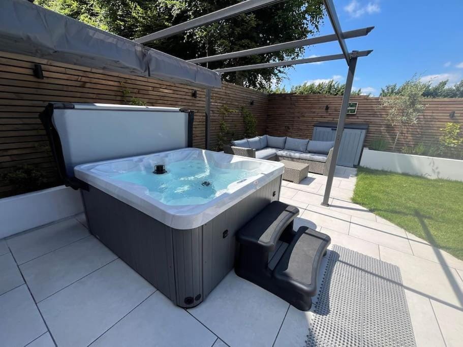 Garden, Hot Tub