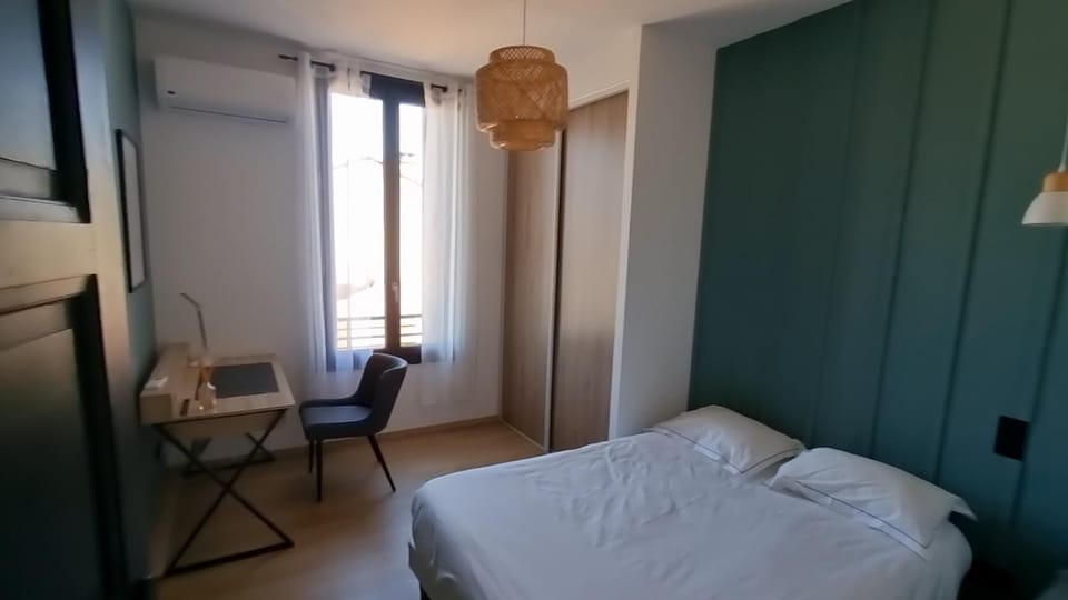 Bed, Photo of the whole room, Seating area, Bedroom, wardrobe