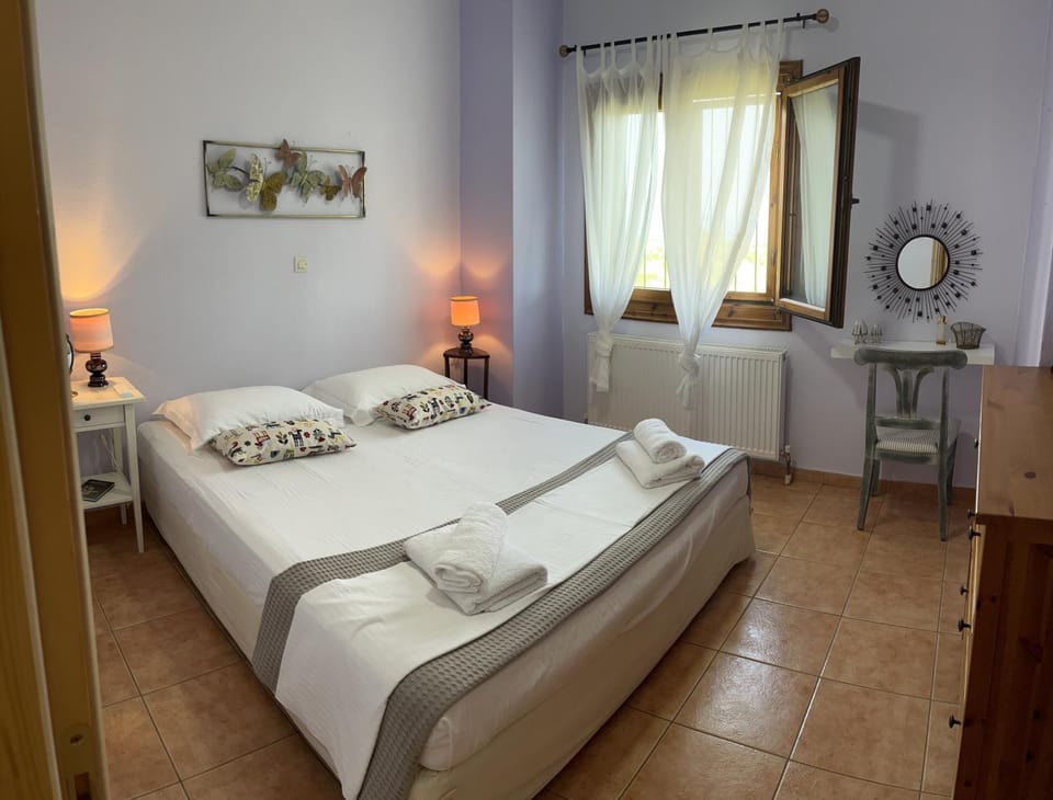 Bed, Photo of the whole room, Bedroom, towels