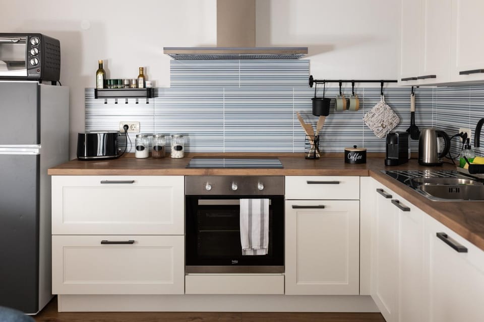 Coffee/tea facilities, Kitchen or kitchenette, dishwasher, oven, stove, toaster